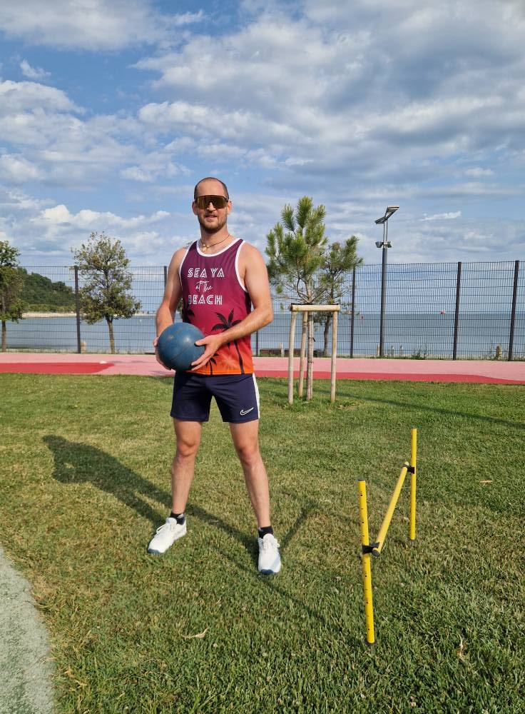 Rdeči SEA YA dres - sprednja stran, nosljen