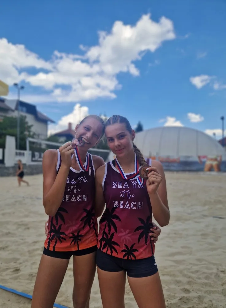 Nina Stefanovski in Michelle Pahor v Capris Volley dresih z medaljama za 2. mesto na državnem prvenstvu U16 v odbojki na mivki